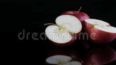 镜面和黑色背景上美丽成熟多汁的<strong>红苹果</strong>。 水果，健康食品，饮食..